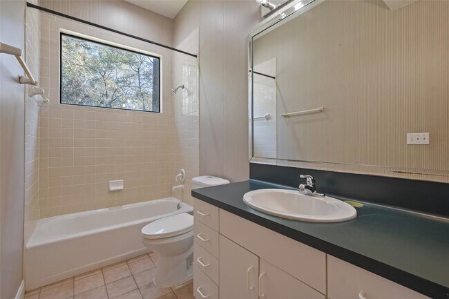 Building Photo - 5 Oak Crest Cir