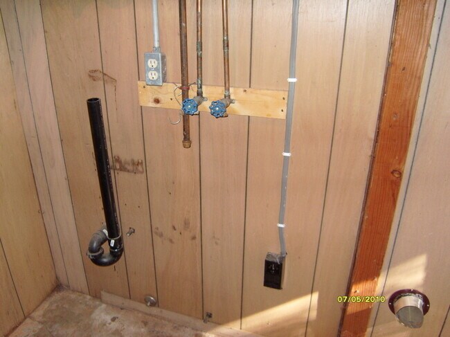 Building Photo - 701902 - Racetrack Duplex