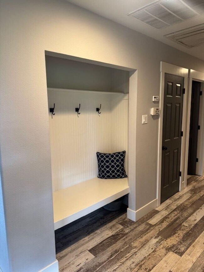 Building Photo - Country Style Living in this Charming Home in Anderson