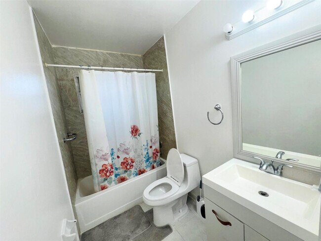 Building Photo - 704 NW 3rd Ave