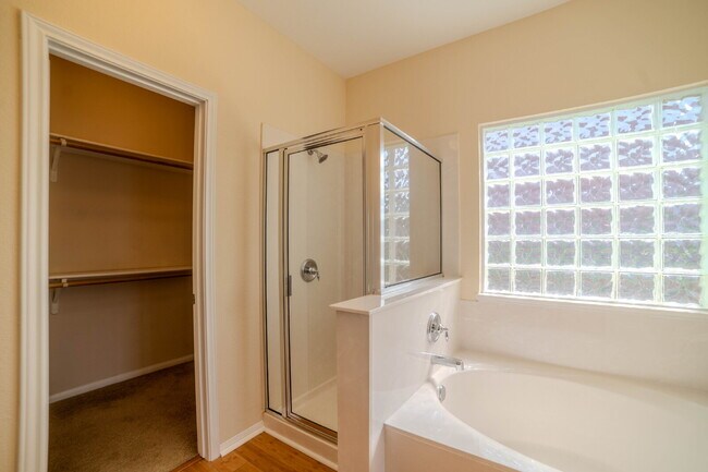 Building Photo - "Spacious 4-Bedroom Retreat with 2.5 Baths...