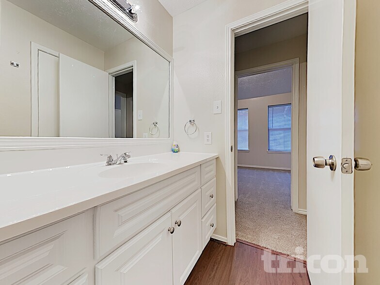 Building Photo - 1934 Creston Dr