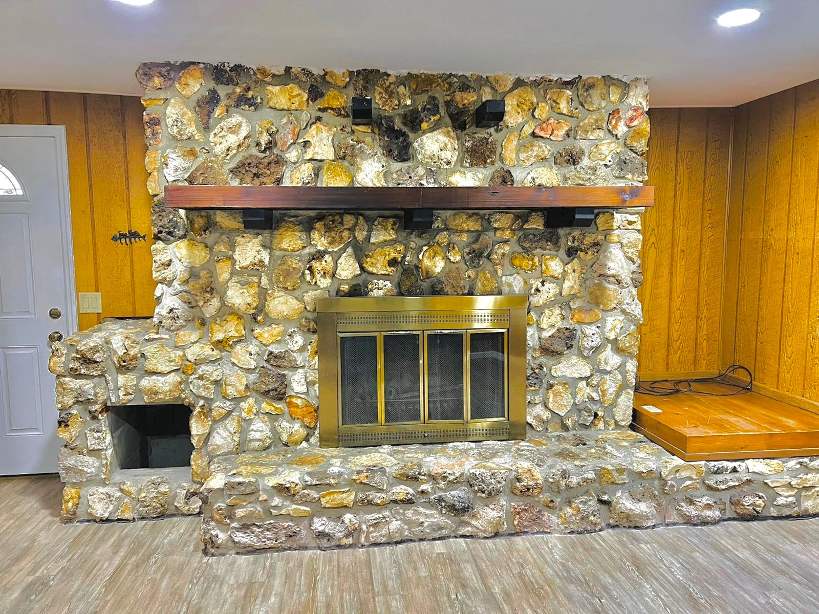 Fire place - 1817 Demastus Ln
