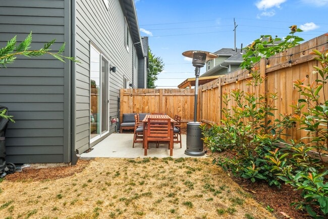 Building Photo - 6417 N Greenley Ave #4