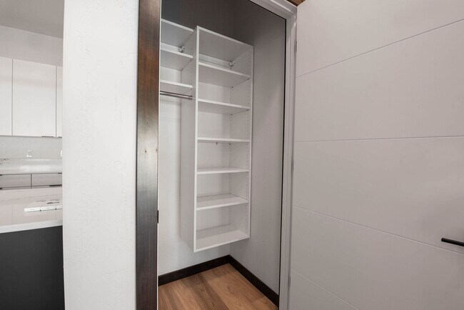 Building Photo - Modern Midtown Living | 2 Bed, 2 Bath Near...