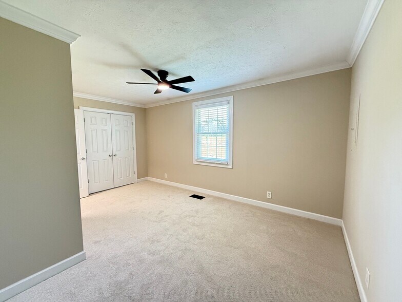 Building Photo - 105 Barton Brook Ln