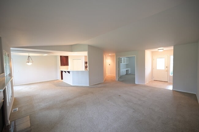 Building Photo - 2 bed + office, 2 bath, 2 car garage condo...