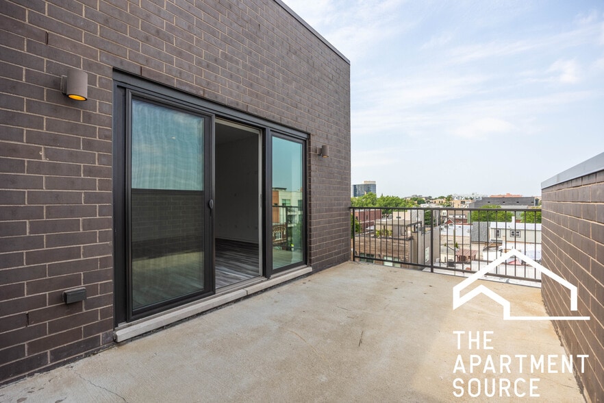Building Photo - 2534 W Fullerton Ave