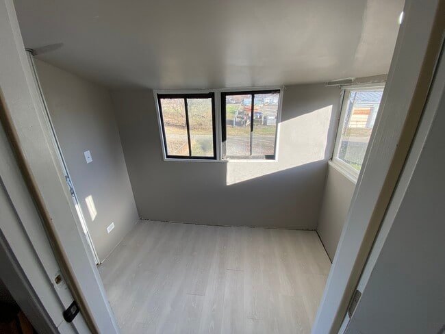 Building Photo - 942 N Schuyler Ave