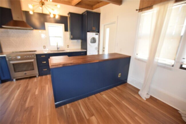 Building Photo - 1918 Sunset Ln