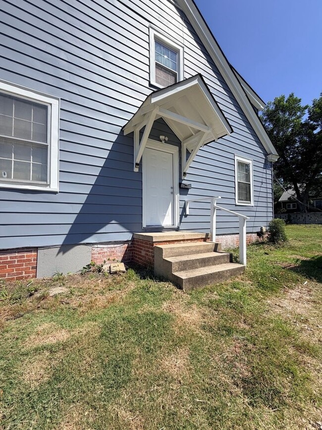 Building Photo - 943 Marshall St
