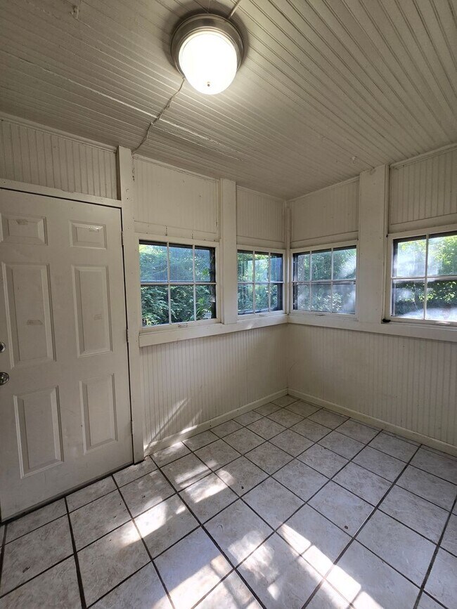 Building Photo - 2 Bedroom | 1 Bathroom | Springfield MO! | Fenced Yard!