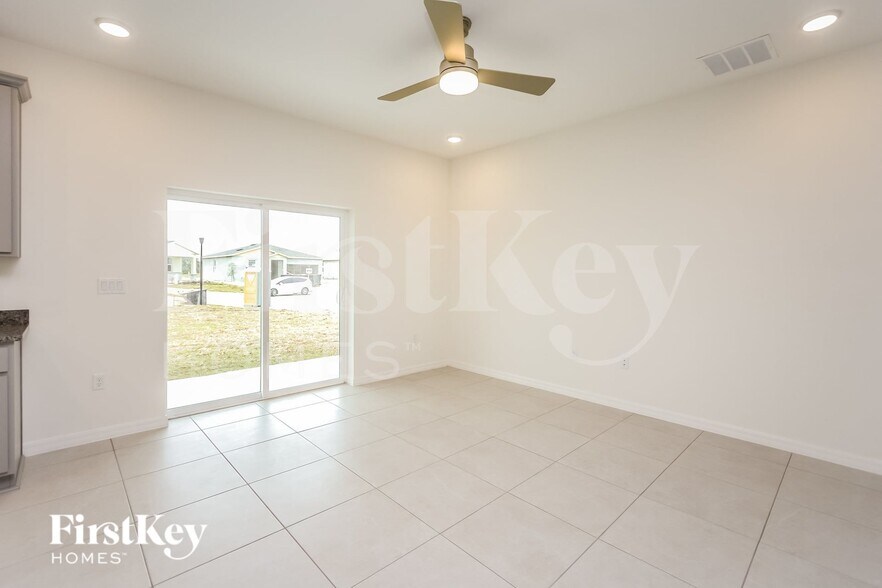 Building Photo - 360 Corbel Ln