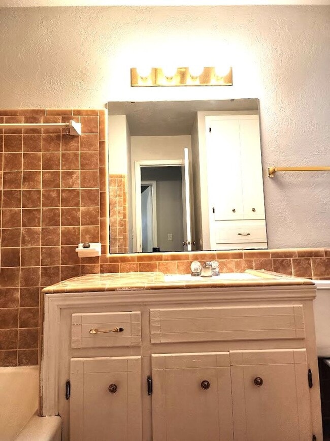 Building Photo - 3 Bed 1.5 Bath 1 Car Garage in the Henders...