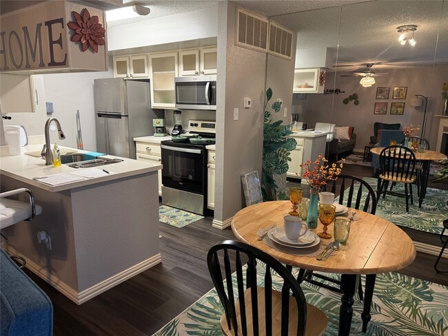 Building Photo - 2120 El Paseo St