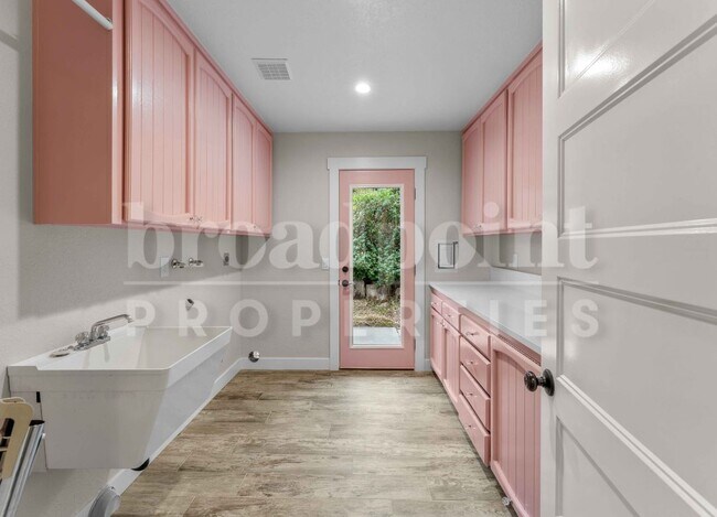 Building Photo - 2113 Sleepy Hollow Rd