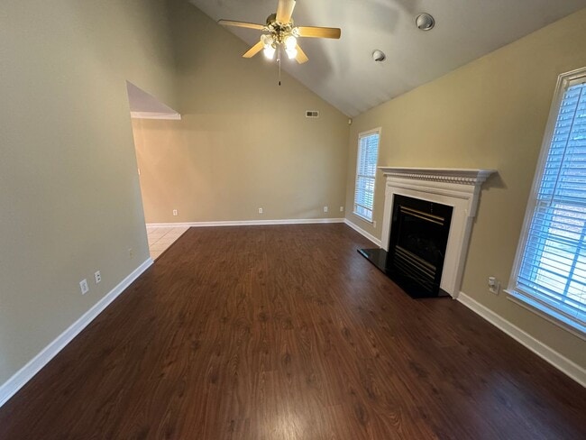 Building Photo - AVAILABLE TO SHOW!!!