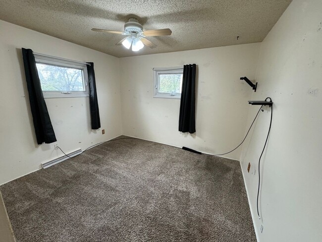 Building Photo - Quiet Home On The East Side of Great Falls!