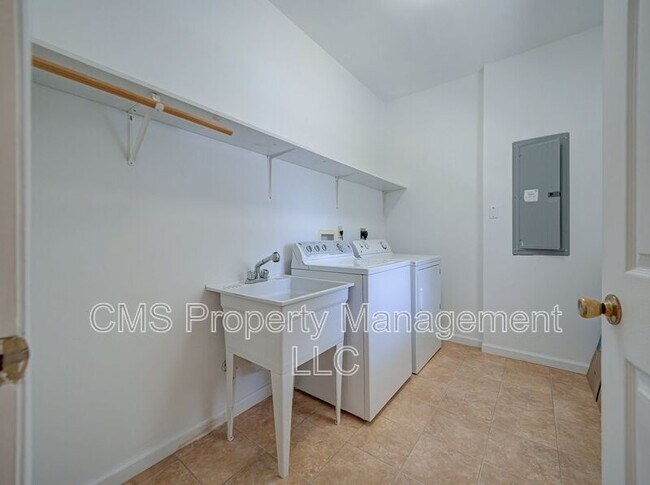 Building Photo - 756 Lakehurst Rd