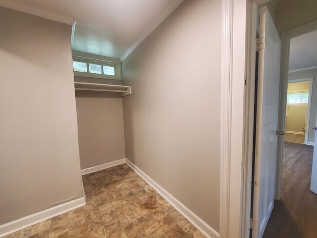 Building Photo - 3 Bedroom 2 Bath House