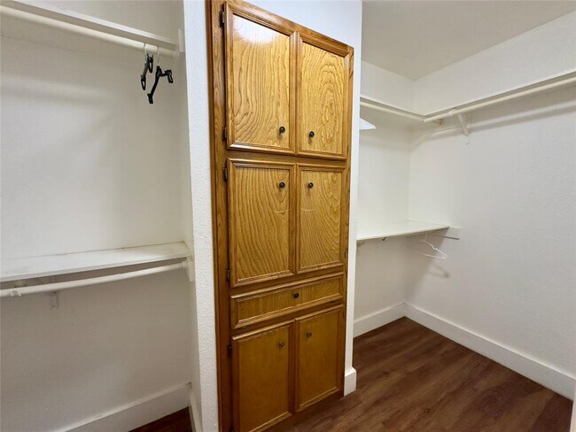 Building Photo - 2110 Meadow Brook Dr