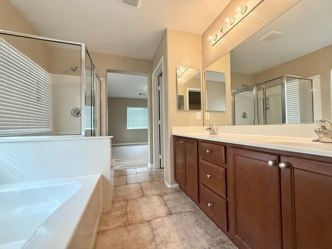 Building Photo - Spacious Living, Granite Counters, Great Location!