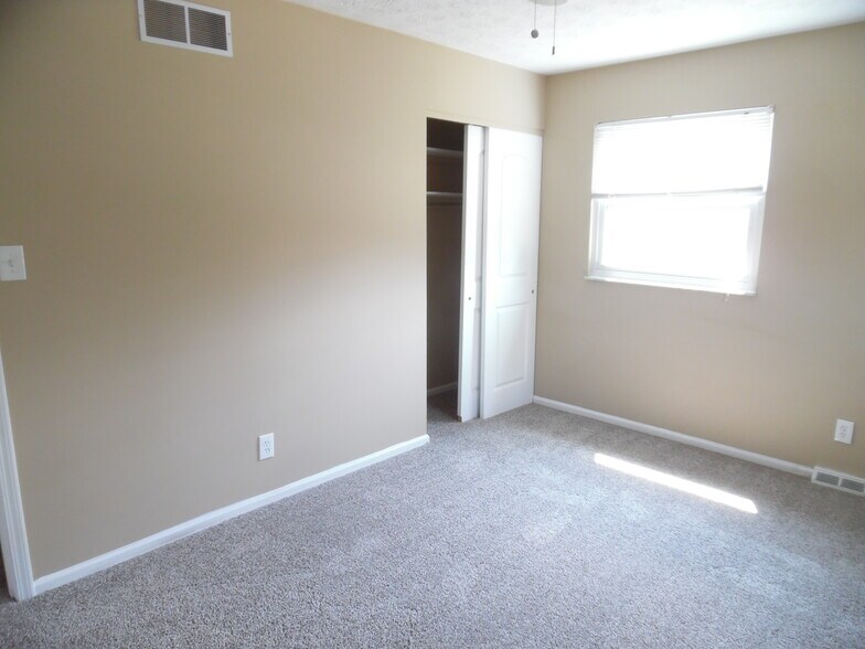 Building Photo - 8760 Ashbrook Dr