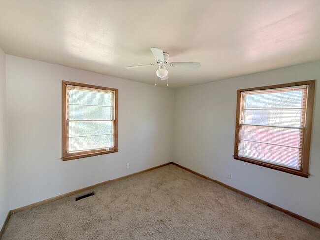 Building Photo - 3811 Lakeview Dr NW