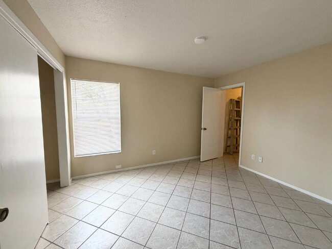 Building Photo - "Charming 2-Bed, 2-Bath Villa Retreat in New Port Richey!"