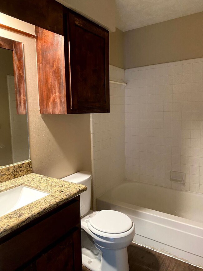 Building Photo - Cozy 2/2 Duplex Available for Prelease!