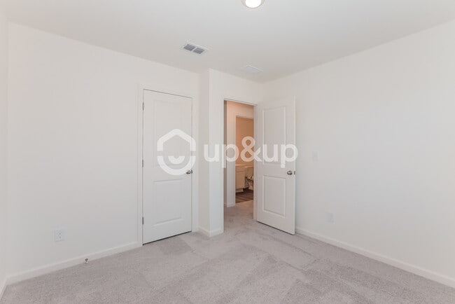 Building Photo - Fantastic 3bd/2.5ba home! Coming soon!