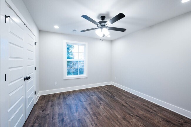 Building Photo - 809/811 Rodeo Lane