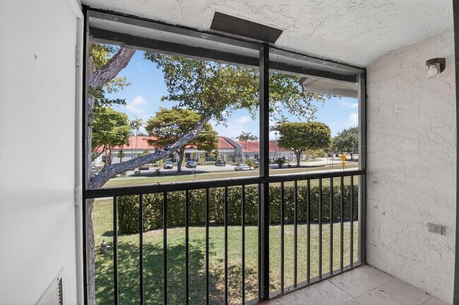 Building Photo - 6649 Somerset Dr