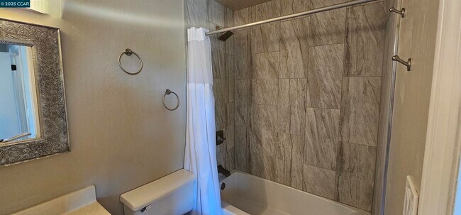 Building Photo - 1597 Ashwood Dr