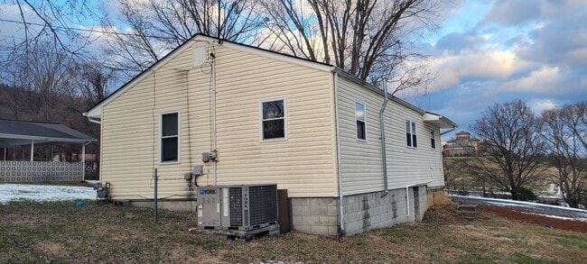 Building Photo - 3 Bedroom / 1 Bath Ranch Home  Rogersville TN