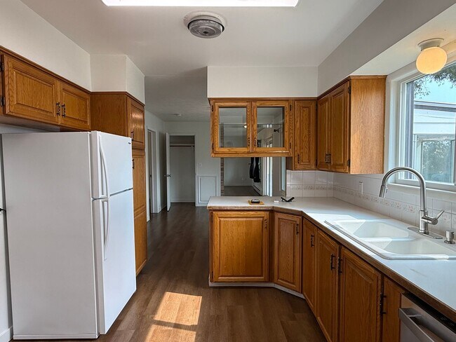 Building Photo - 2 Bedroom 1 Bath 1500 Sq/Ft home on Acreage in Medical Lake with 3 Car Garage & Out Building