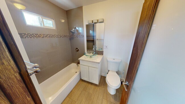 Building Photo - Stunning 2 Bedroom 2 Bath Home - Ideal Loc...