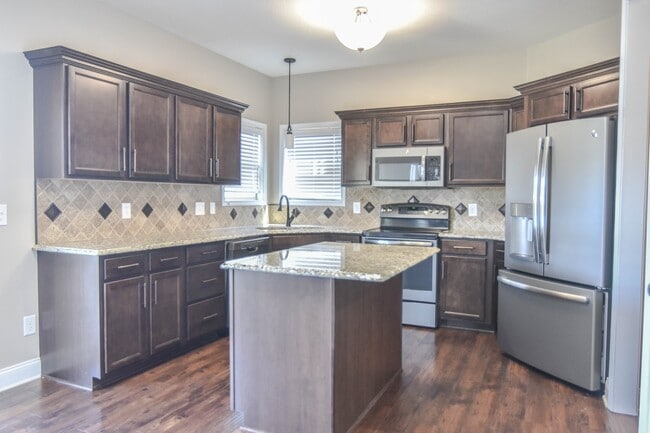 Building Photo - Dog Friendly Three Bedroom in Rossview!