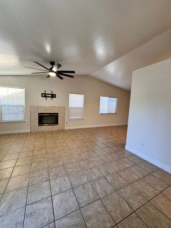 Building Photo - SW Home 3bed 2bath + office space $2250rent/deposit