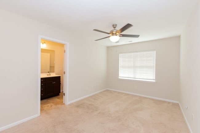 Building Photo - Ready to live close to the beach?