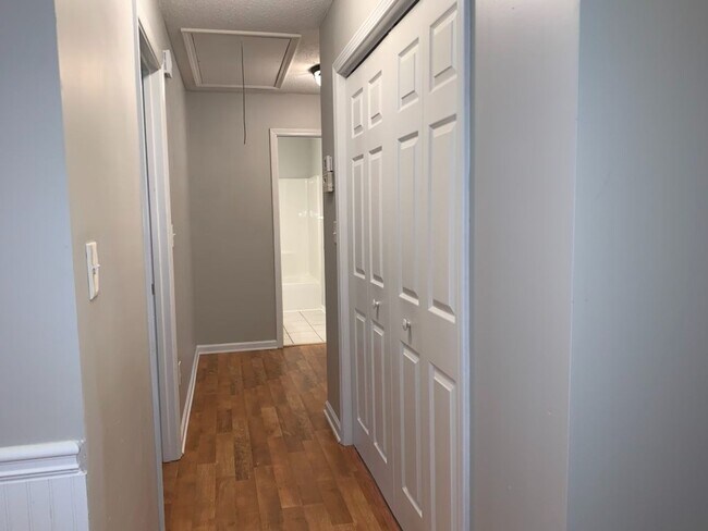 Building Photo - Wow! Northgate district! 3 bed, 2 bath, ranch style home, hardwood flooring, must see!