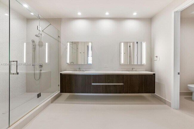 Building Photo - 275 Giralda Ave