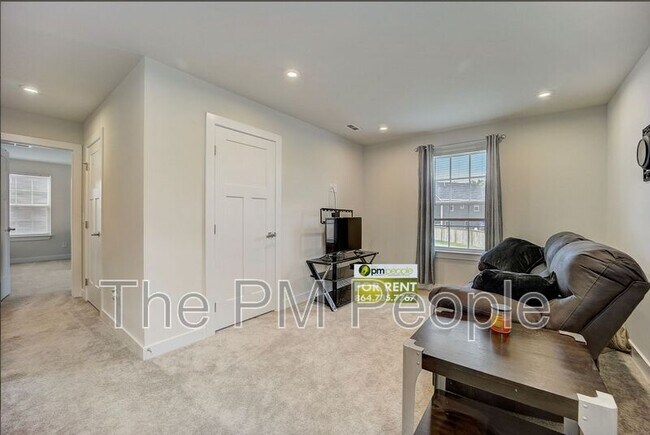 Building Photo - 32 Wiltshire Cir