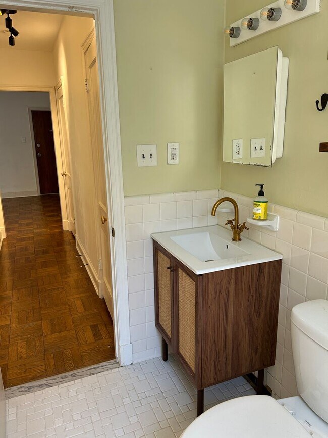 Building Photo - One Bedroom Apartment in Palisades NW Includes Parking