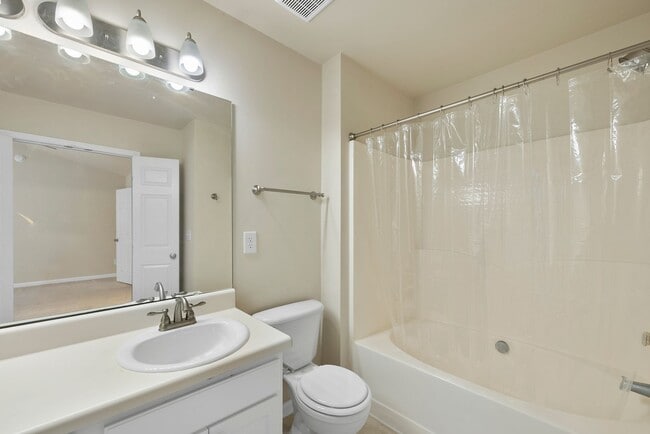 Building Photo - %16 Walnut Woods DR
