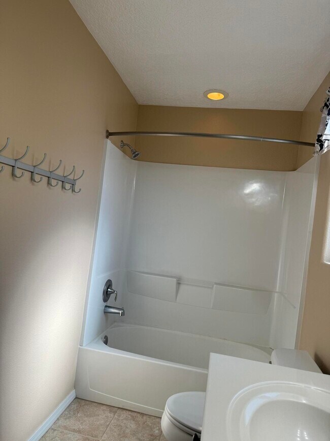 Building Photo - 10812 Fort Point Ln NE