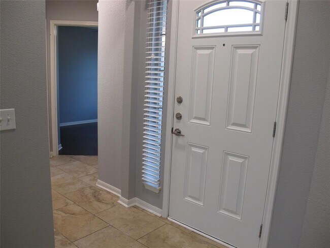 Building Photo - 915 Lantana Dr