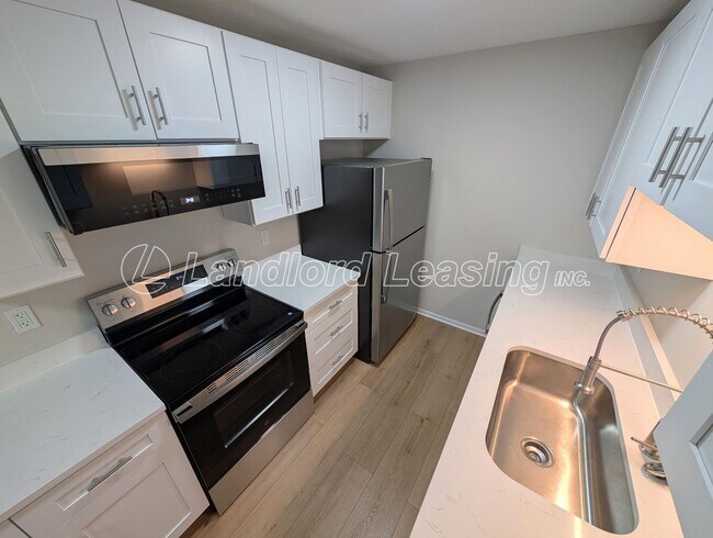 Building Photo - Reduced Price on this Updated 2-Bedroom Condo Steps from Crocker Park – Pool & Clubhouse