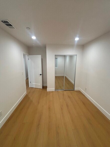 Building Photo - 5526 S Wilton Pl