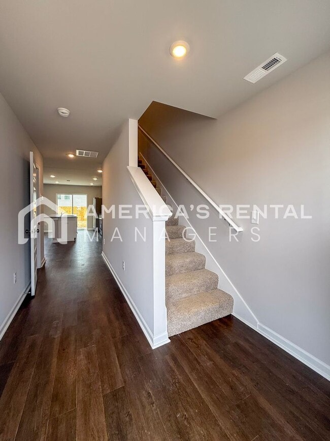 Building Photo - Escape to Lakeside Living in Lincoln! Available to View Now!